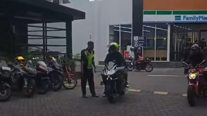 Diduga Geber-geber, Pemotor Kawasaki Ninja H2 Toyor Kepala Satpam Usai Ditegur