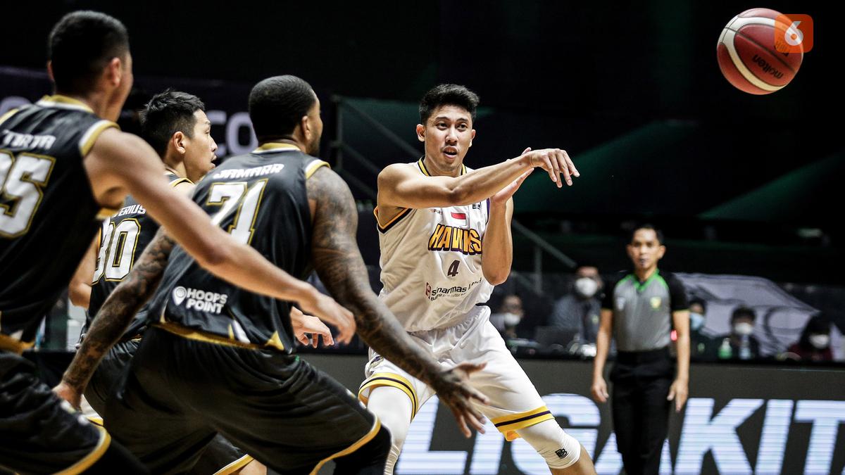 4 Teknik Passing dalam Permainan Bola Basket Lengkap dengan Tata Cara