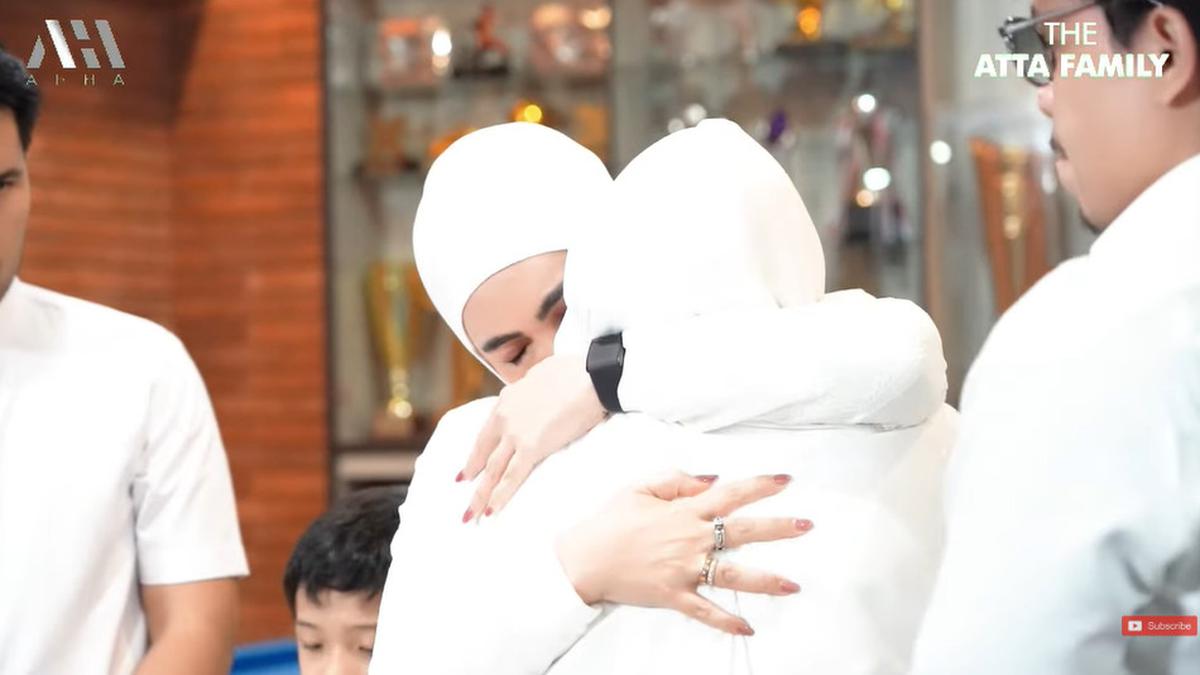 Ashanty Nangis Kejer Lepas Aurel Hermansyah dan Atta Halilintar Pergi Haji